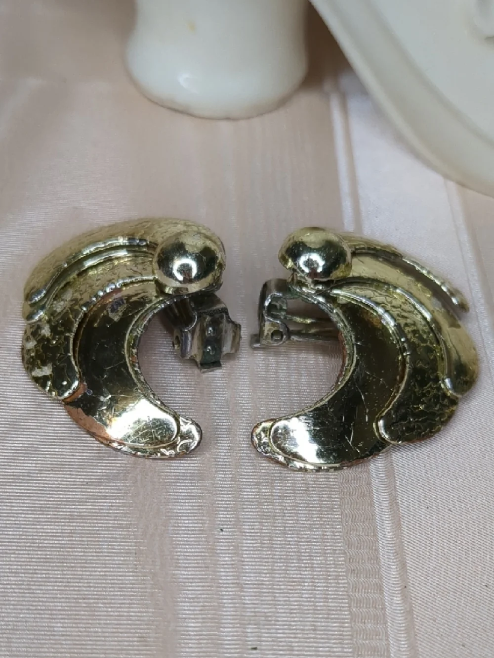 3/$15 Vintage 80s Gold Tone Fan Earrings Metal Sea Shell Style Clip-on